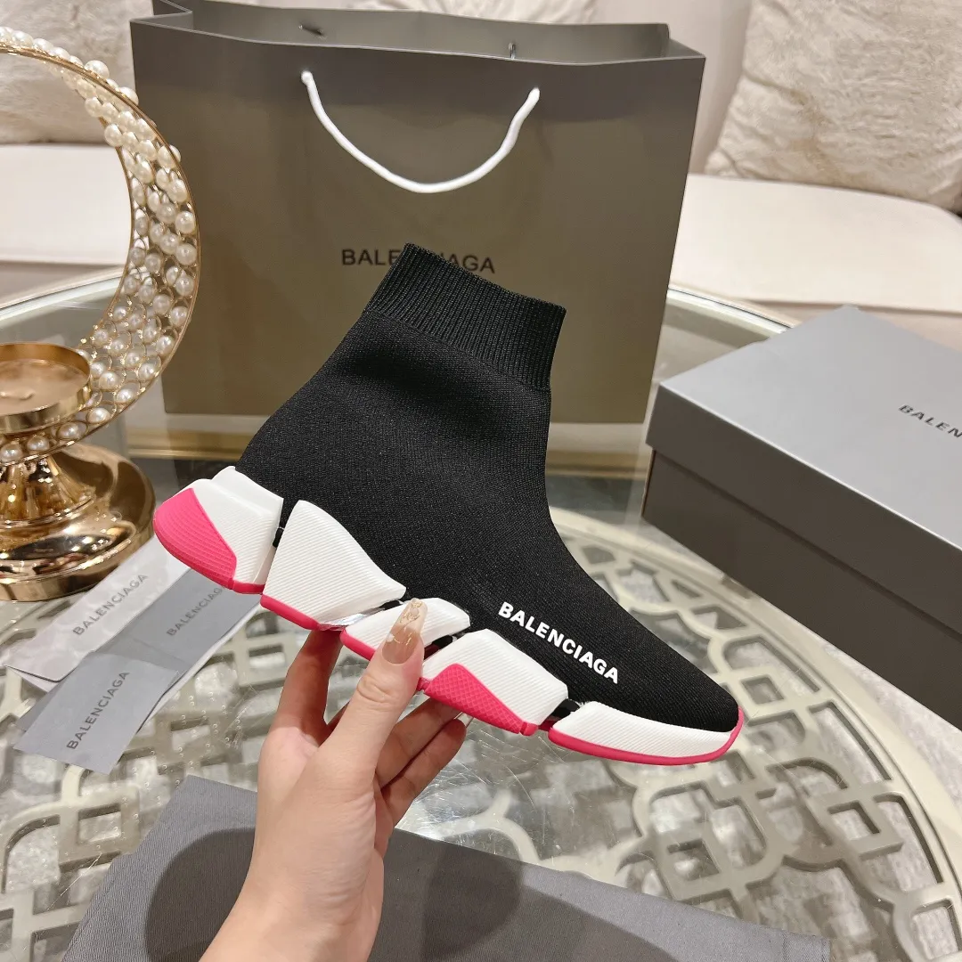 👟👟Ex-factory price 520👟👟 【Balencia**】The latest ✅SPEED2.0 multi-compression molded combination outsole from Paris* ✅ ⚠️Balencia’s top couple socks and shoes❗️ 🌟Original purchase and development! The top version on the market, with upgraded quality, every detail including packaging is compared to ZP! Newly upgraded TPU vacuum molded combination outsole! More comfortable and easy to wear! 3D knitted fabric is breathable and does not deform! The logo is the same as the original one, please distinguish it from the market currency! ⚠️Balenciaga’s latest packaging! 🔸Couple size SIZE: 35-42 (can be customized from 41)